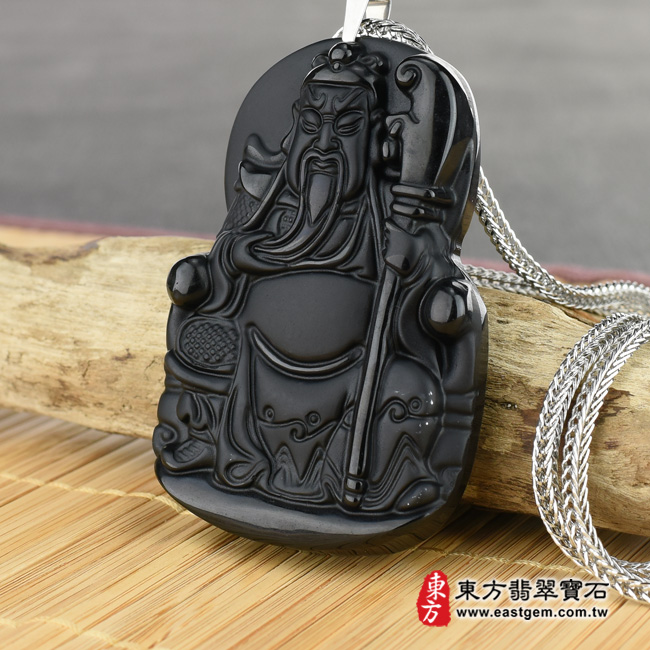 關公項鍊玉珮右側照片  黑曜石關公項鍊玉珮（關聖帝君：關公牌黑曜石關公玉珮、黑曜石關公玉墜）。黑曜石關公，KG132。客製化訂做各種黑曜石關公吊墜玉珮項鍊。★附東方翡翠寶石保證卡