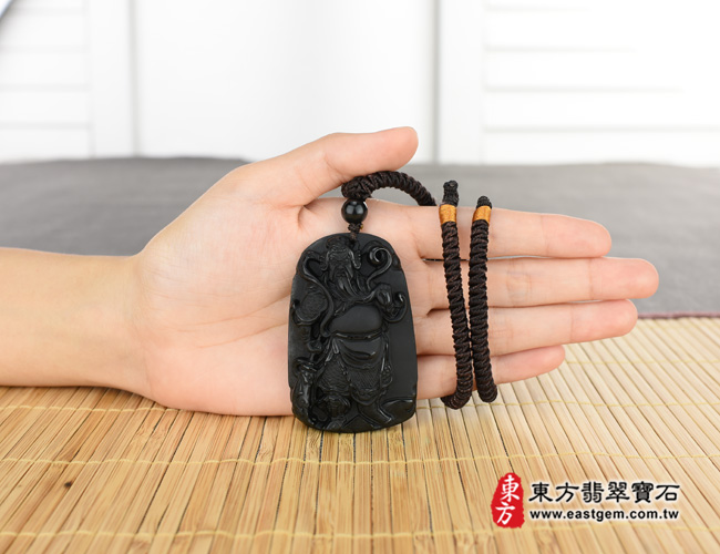 關公項鍊玉珮大小示意照片  （已出售勿下標，可訂做）黑曜石關公項鍊玉珮（關聖帝君：關公牌黑曜石關公玉珮、黑曜石關公玉墜）。黑曜石關公，KG141。客製化訂做各種黑曜石關公吊墜玉珮項鍊。★附東方翡翠寶石保證卡