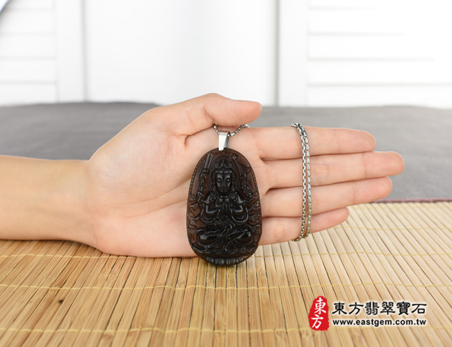 千手觀音項鍊玉珮大小示意圖  黑曜石千手觀音項鍊玉珮（千手觀音：千手觀音牌黑曜石千手觀音玉珮、黑曜石千手觀音玉墜）。冰種黑曜石千手觀音，LH065。客製化訂做各種黑曜石千手觀音吊墜玉珮項鍊。★附東方翡翠寶石保證卡