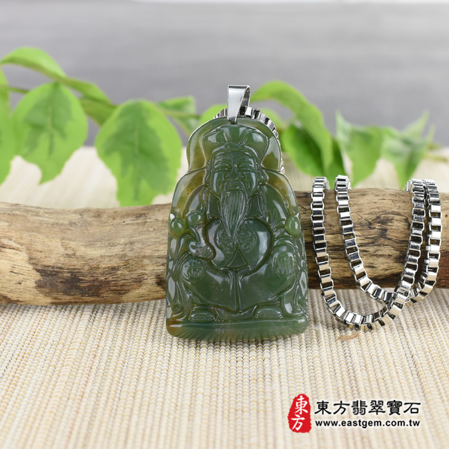 福德正神土地公財神爺項鍊玉珮情境照片  水草玉福德正神土地公財神爺項鍊玉珮（福德正神土地公財神爺：福德正神土地公財神爺牌水草玉福德正神土地公財神爺玉珮、水草玉福德正神土地公財神爺玉墜）。水草玉福德正神土地公財神爺，TD018。客製化訂做各種水草玉福德正神土地公財神爺吊墜玉珮項鍊。★附東方翡翠寶石保證卡