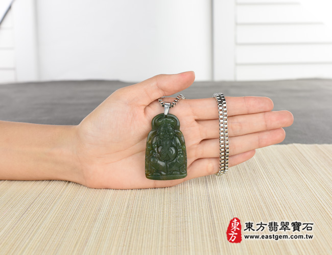 福德正神土地公財神爺項鍊玉珮大小示意圖  水草玉福德正神土地公財神爺項鍊玉珮（福德正神土地公財神爺：福德正神土地公財神爺牌水草玉福德正神土地公財神爺玉珮、水草玉福德正神土地公財神爺玉墜）。水草玉福德正神土地公財神爺，TD018。客製化訂做各種水草玉福德正神土地公財神爺吊墜玉珮項鍊。★附東方翡翠寶石保證卡