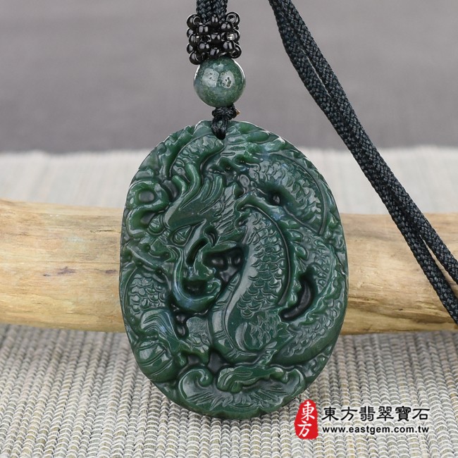 龍項鍊玉珮意境照片   水草玉龍項鍊玉珮（祥龍瑞氣、招財富貴龍：龍牌水草玉龍玉珮、水草玉龍玉墜、龍十二生肖項鍊）。水草玉龍，DR303。客製化訂做各種水草玉龍吊墜玉珮項鍊。★附東方翡翠寶石保證卡