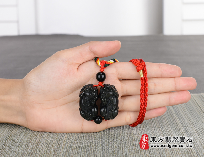 貔貅項鍊玉珮大小示意照片   （已出售勿下標，可訂做）黑曜石貔貅項鍊玉珮（招財貔貅：貔貅牌黑曜石貔貅玉珮、黑曜石貔貅玉墜）。炫彩黑曜石貔貅，PF467。客製化訂做各種黑曜石貔貅吊墜玉珮項鍊。★東方翡翠寶石保證卡
