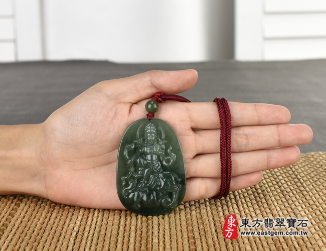 普賢菩薩項鍊玉珮大小示意圖照片   翡翠普賢菩薩項鍊玉珮（普賢菩薩：普賢菩薩牌A貨翡翠普賢菩薩玉珮、緬甸玉普賢菩薩玉墜）。綠色糯種油青普賢菩薩，BS087。客製化訂做各種翡翠普賢菩薩吊墜玉珮項鍊。★附A貨翡翠雙證書
