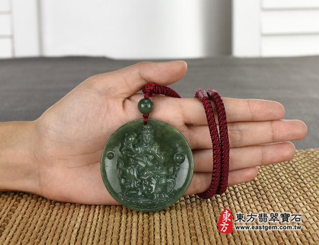 普賢菩薩項鍊玉珮大小示意照片   （已出售勿下標，可訂做）翡翠普賢菩薩項鍊玉珮（普賢菩薩：普賢菩薩牌A貨翡翠普賢菩薩玉珮、緬甸玉普賢菩薩玉墜）。綠色糯種油青普賢菩薩，BS089。客製化訂做各種翡翠普賢菩薩吊墜玉珮項鍊。★附A貨翡翠雙證書