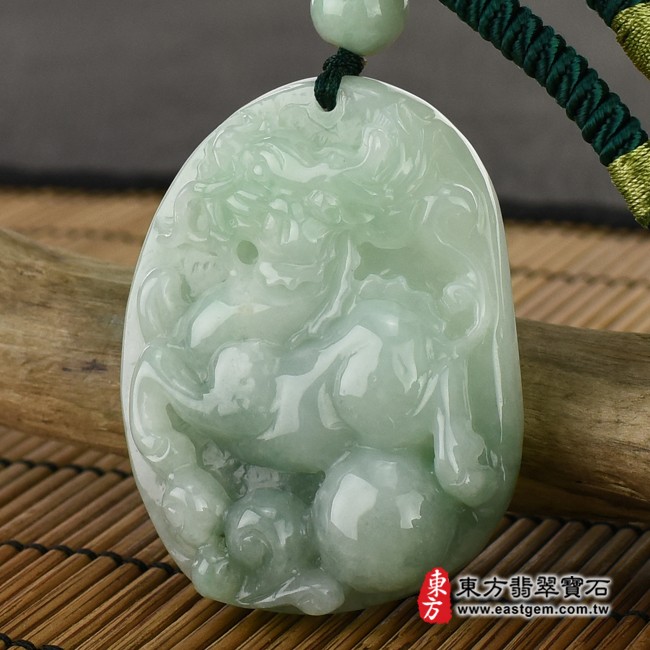 麒麟項鍊玉珮右側照片   翡翠麒麟項鍊玉珮（神獸獻瑞：麒麟牌A貨翡翠麒麟玉珮、緬甸玉麒麟玉墜）。糯種麒麟，CL065。客製化訂做各種翡翠麒麟吊墜玉珮項鍊。★附A貨翡翠雙證書