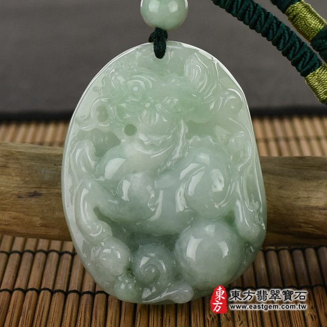 麒麟項鍊玉珮正面照片   翡翠麒麟項鍊玉珮（神獸獻瑞：麒麟牌A貨翡翠麒麟玉珮、緬甸玉麒麟玉墜）。糯種麒麟，CL065。客製化訂做各種翡翠麒麟吊墜玉珮項鍊。★附A貨翡翠雙證書