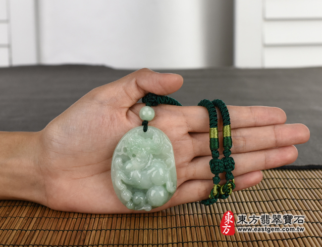 麒麟項鍊玉珮大小示意圖照片   翡翠麒麟項鍊玉珮（神獸獻瑞：麒麟牌A貨翡翠麒麟玉珮、緬甸玉麒麟玉墜）。糯種麒麟，CL065。客製化訂做各種翡翠麒麟吊墜玉珮項鍊。★附A貨翡翠雙證書