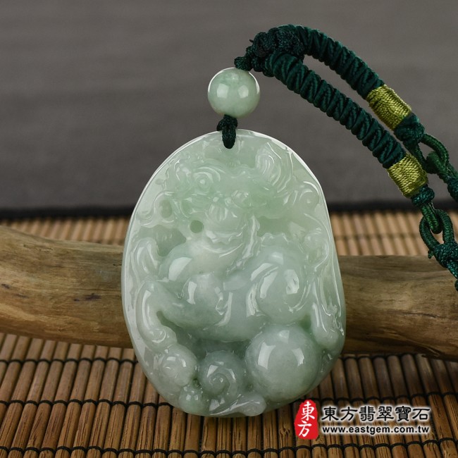 麒麟項鍊玉珮意境照片   翡翠麒麟項鍊玉珮（神獸獻瑞：麒麟牌A貨翡翠麒麟玉珮、緬甸玉麒麟玉墜）。糯種麒麟，CL065。客製化訂做各種翡翠麒麟吊墜玉珮項鍊。★附A貨翡翠雙證書