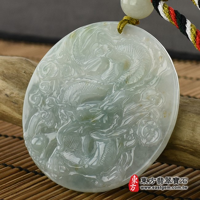 龍項鍊玉珮右側照片   翡翠龍項鍊玉珮（祥龍瑞氣、招財富貴龍：龍牌A貨翡翠龍玉珮、緬甸玉龍玉墜、龍十二生肖項鍊）。淡綠糯種灑金花帶黃翡龍，DR305。客製化訂做各種翡翠龍吊墜玉珮項鍊。★附A貨翡翠雙證書