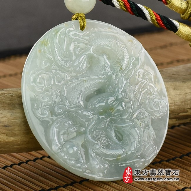 龍項鍊玉珮左側照片   翡翠龍項鍊玉珮（祥龍瑞氣、招財富貴龍：龍牌A貨翡翠龍玉珮、緬甸玉龍玉墜、龍十二生肖項鍊）。淡綠糯種灑金花帶黃翡龍，DR305。客製化訂做各種翡翠龍吊墜玉珮項鍊。★附A貨翡翠雙證書