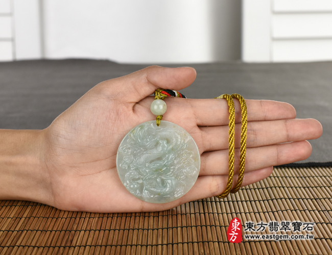 龍項鍊玉珮大小示意圖照片   翡翠龍項鍊玉珮（祥龍瑞氣、招財富貴龍：龍牌A貨翡翠龍玉珮、緬甸玉龍玉墜、龍十二生肖項鍊）。淡綠糯種灑金花帶黃翡龍，DR305。客製化訂做各種翡翠龍吊墜玉珮項鍊。★附A貨翡翠雙證書