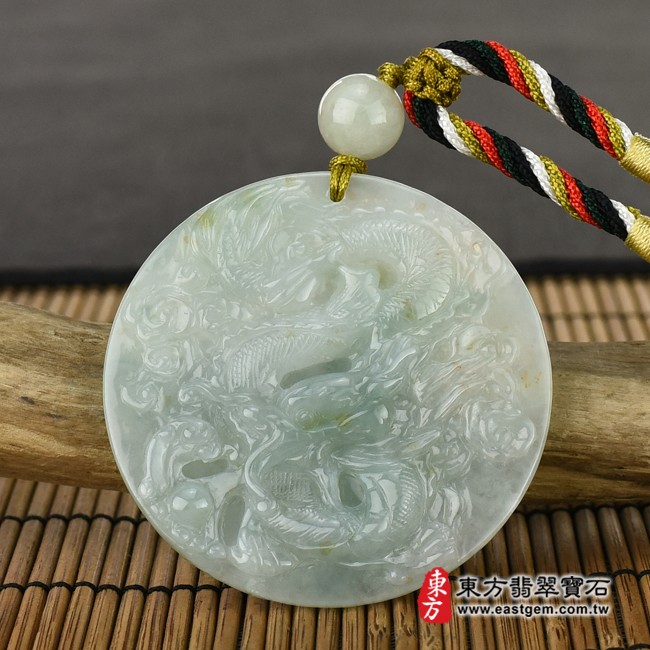 龍項鍊玉珮意境照片   翡翠龍項鍊玉珮（祥龍瑞氣、招財富貴龍：龍牌A貨翡翠龍玉珮、緬甸玉龍玉墜、龍十二生肖項鍊）。淡綠糯種灑金花帶黃翡龍，DR305。客製化訂做各種翡翠龍吊墜玉珮項鍊。★附A貨翡翠雙證書