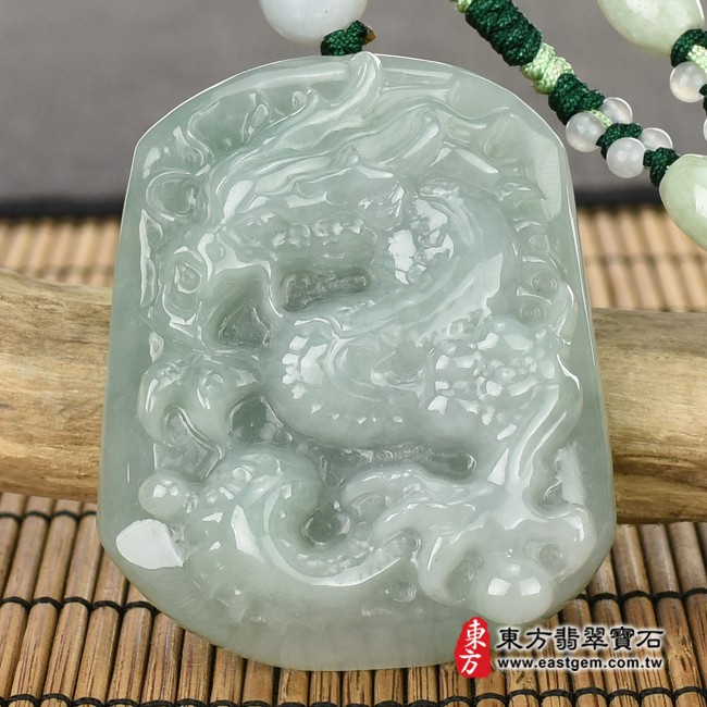 龍項鍊玉珮正面照片   翡翠龍項鍊玉珮（祥龍瑞氣、招財富貴龍：龍牌A貨翡翠龍玉珮、緬甸玉龍玉墜、龍十二生肖項鍊）。淡綠色糯種龍，DR308。客製化訂做各種翡翠龍吊墜玉珮項鍊。★附A貨翡翠雙證書