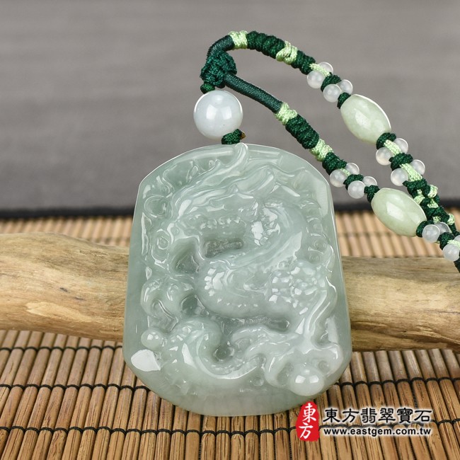 龍項鍊玉珮意境照片   翡翠龍項鍊玉珮（祥龍瑞氣、招財富貴龍：龍牌A貨翡翠龍玉珮、緬甸玉龍玉墜、龍十二生肖項鍊）。淡綠色糯種龍，DR308。客製化訂做各種翡翠龍吊墜玉珮項鍊。★附A貨翡翠雙證書