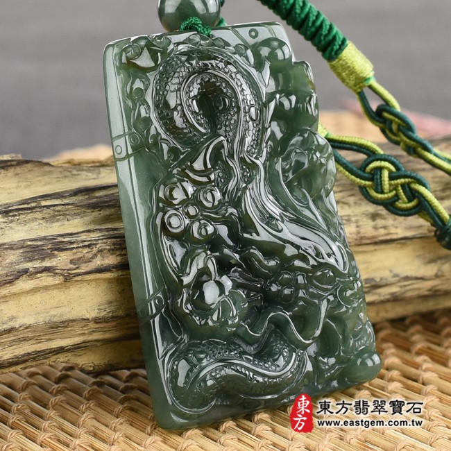 龍項鍊玉珮左側照片   （已出售勿下標，可訂做）翡翠龍項鍊玉珮（祥龍瑞氣、招財富貴龍：龍牌A貨翡翠龍玉珮、緬甸玉龍玉墜、龍十二生肖項鍊）。綠色糯種油青龍，DR314。客製化訂做各種翡翠龍吊墜玉珮項鍊。★附A貨翡翠雙證書
