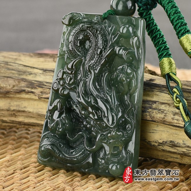 龍項鍊玉珮右側照片   （已出售勿下標，可訂做）翡翠龍項鍊玉珮（祥龍瑞氣、招財富貴龍：龍牌A貨翡翠龍玉珮、緬甸玉龍玉墜、龍十二生肖項鍊）。綠色糯種油青龍，DR314。客製化訂做各種翡翠龍吊墜玉珮項鍊。★附A貨翡翠雙證書