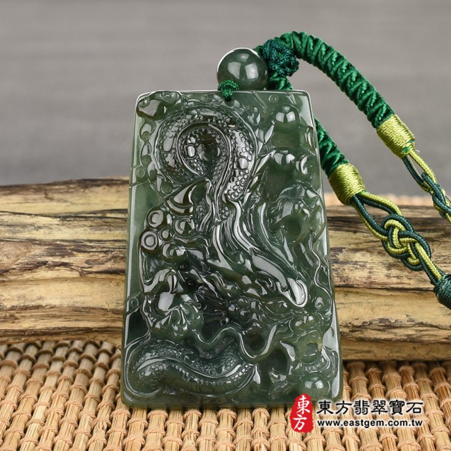 龍項鍊玉珮情境照片   （已出售勿下標，可訂做）翡翠龍項鍊玉珮（祥龍瑞氣、招財富貴龍：龍牌A貨翡翠龍玉珮、緬甸玉龍玉墜、龍十二生肖項鍊）。綠色糯種油青龍，DR314。客製化訂做各種翡翠龍吊墜玉珮項鍊。★附A貨翡翠雙證書