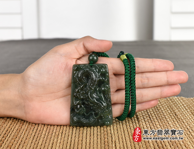 龍項鍊玉珮大小示意照片   （已出售勿下標，可訂做）翡翠龍項鍊玉珮（祥龍瑞氣、招財富貴龍：龍牌A貨翡翠龍玉珮、緬甸玉龍玉墜、龍十二生肖項鍊）。綠色糯種油青龍，DR314。客製化訂做各種翡翠龍吊墜玉珮項鍊。★附A貨翡翠雙證書