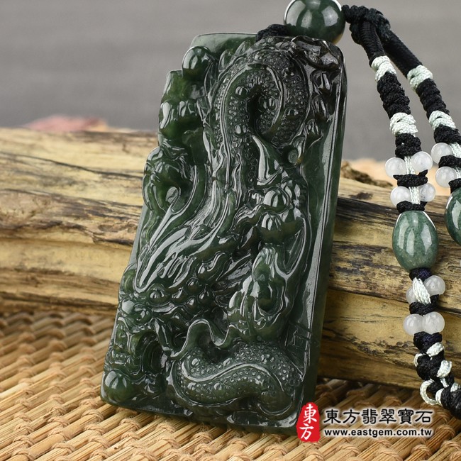 龍項鍊玉珮右側照片   翡翠龍項鍊玉珮（祥龍瑞氣、招財富貴龍：龍牌A貨翡翠龍玉珮、緬甸玉龍玉墜、龍十二生肖項鍊）。綠色糯種油青龍，DR315。客製化訂做各種翡翠龍吊墜玉珮項鍊。★附A貨翡翠雙證書