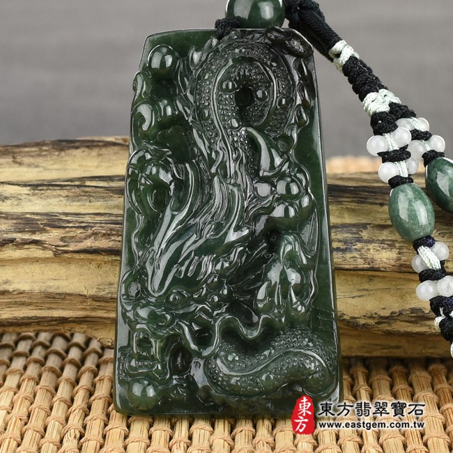龍項鍊玉珮正面照片   翡翠龍項鍊玉珮（祥龍瑞氣、招財富貴龍：龍牌A貨翡翠龍玉珮、緬甸玉龍玉墜、龍十二生肖項鍊）。綠色糯種油青龍，DR315。客製化訂做各種翡翠龍吊墜玉珮項鍊。★附A貨翡翠雙證書