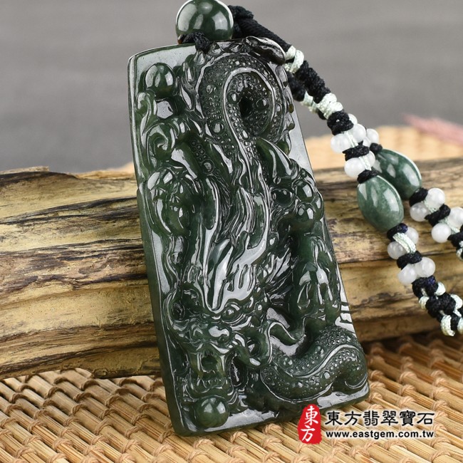 龍項鍊玉珮左側照片   翡翠龍項鍊玉珮（祥龍瑞氣、招財富貴龍：龍牌A貨翡翠龍玉珮、緬甸玉龍玉墜、龍十二生肖項鍊）。綠色糯種油青龍，DR315。客製化訂做各種翡翠龍吊墜玉珮項鍊。★附A貨翡翠雙證書