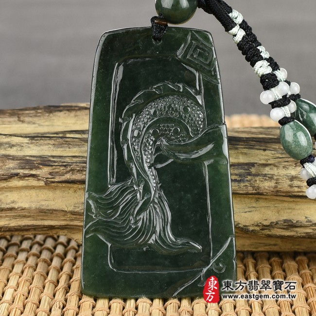 龍項鍊玉珮背面照片   翡翠龍項鍊玉珮（祥龍瑞氣、招財富貴龍：龍牌A貨翡翠龍玉珮、緬甸玉龍玉墜、龍十二生肖項鍊）。綠色糯種油青龍，DR315。客製化訂做各種翡翠龍吊墜玉珮項鍊。★附A貨翡翠雙證書