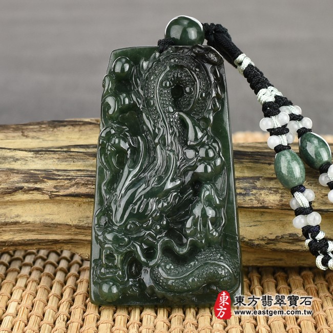 龍項鍊玉珮意境照片   翡翠龍項鍊玉珮（祥龍瑞氣、招財富貴龍：龍牌A貨翡翠龍玉珮、緬甸玉龍玉墜、龍十二生肖項鍊）。綠色糯種油青龍，DR315。客製化訂做各種翡翠龍吊墜玉珮項鍊。★附A貨翡翠雙證書