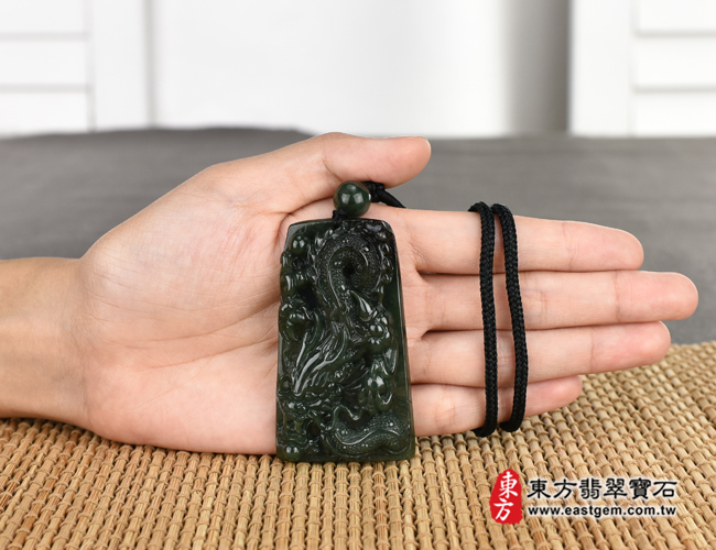 龍項鍊玉珮大小示意圖照片   翡翠龍項鍊玉珮（祥龍瑞氣、招財富貴龍：龍牌A貨翡翠龍玉珮、緬甸玉龍玉墜、龍十二生肖項鍊）。綠色糯種油青龍，DR315。客製化訂做各種翡翠龍吊墜玉珮項鍊。★附A貨翡翠雙證書