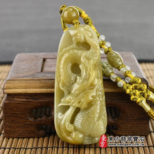 龍項鍊玉珮意境照片   翡翠龍項鍊玉珮（祥龍瑞氣、招財富貴龍：龍牌A貨翡翠龍玉珮、緬甸玉龍玉墜、龍十二生肖項鍊）。黃翡翠龍，DR317。客製化訂做各種翡翠龍吊墜玉珮項鍊。★附A貨翡翠雙證書