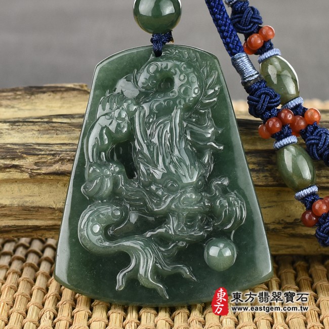 龍項鍊玉珮正面照片   翡翠龍項鍊玉珮（祥龍瑞氣、招財富貴龍：龍牌A貨翡翠龍玉珮、緬甸玉龍玉墜、龍十二生肖項鍊）。綠色糯種油青龍，DR320。客製化訂做各種翡翠龍吊墜玉珮項鍊。★附A貨翡翠雙證書
