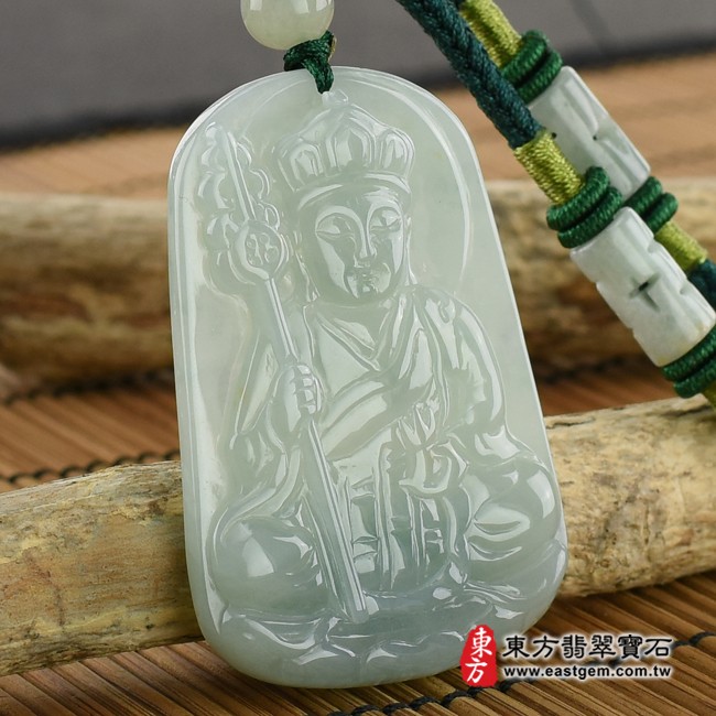地藏王菩薩項鍊玉珮左側照片   （已出售勿下標，可訂做）翡翠地藏王菩薩項鍊玉珮（地藏王菩薩：地藏王菩薩牌A貨翡翠地藏王菩薩玉珮、緬甸玉地藏王菩薩玉墜）。綠色糯種地藏王菩薩，DY036。客製化訂做各種翡翠地藏王菩薩吊墜玉珮項鍊。★附A貨翡翠雙證書
