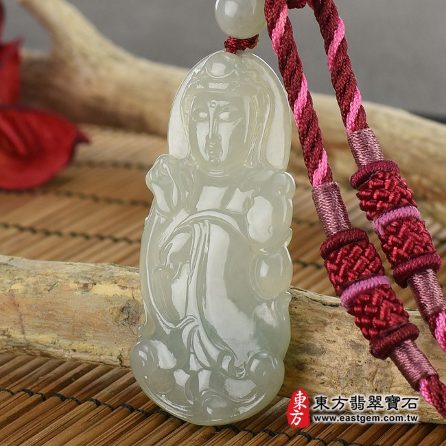 觀世音菩薩項鍊玉珮右側照片   翡翠觀世音菩薩項鍊玉珮（觀世音菩薩、如意觀音：觀世音菩薩牌A貨翡翠觀世音菩薩玉珮、緬甸玉觀世音菩薩玉墜）。淡綠色糯種觀世音菩薩，GY622。客製化訂做各種翡翠觀世音菩薩吊墜玉珮項鍊。★附A貨翡翠雙證書