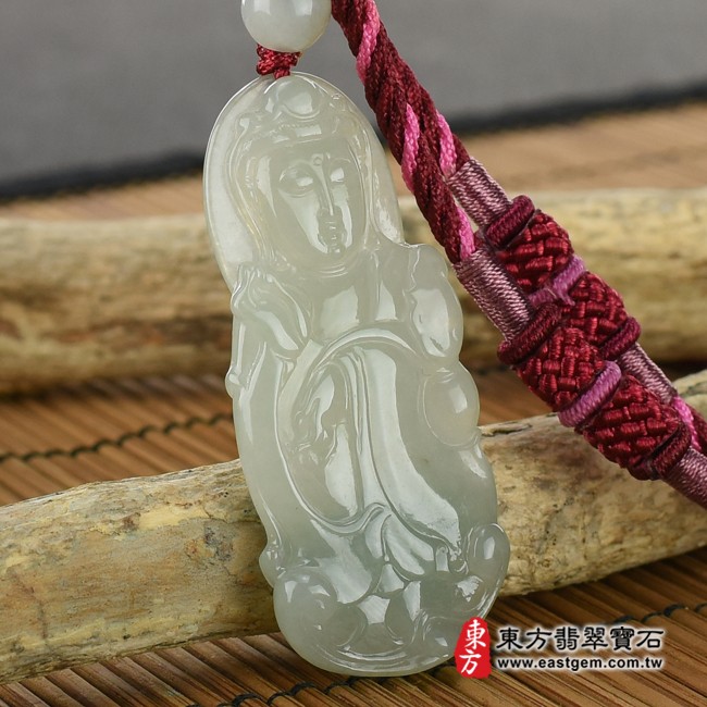 觀世音菩薩項鍊玉珮左側照片   翡翠觀世音菩薩項鍊玉珮（觀世音菩薩、如意觀音：觀世音菩薩牌A貨翡翠觀世音菩薩玉珮、緬甸玉觀世音菩薩玉墜）。淡綠色糯種觀世音菩薩，GY622。客製化訂做各種翡翠觀世音菩薩吊墜玉珮項鍊。★附A貨翡翠雙證書