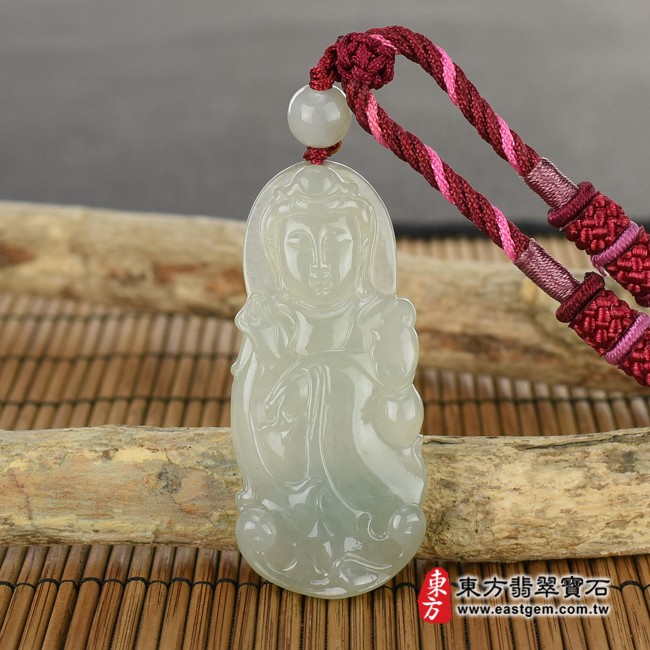 觀世音菩薩項鍊玉珮意境照片   翡翠觀世音菩薩項鍊玉珮（觀世音菩薩、如意觀音：觀世音菩薩牌A貨翡翠觀世音菩薩玉珮、緬甸玉觀世音菩薩玉墜）。淡綠色糯種觀世音菩薩，GY622。客製化訂做各種翡翠觀世音菩薩吊墜玉珮項鍊。★附A貨翡翠雙證書