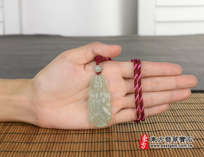 觀世音菩薩項鍊玉珮大小示意圖照片   翡翠觀世音菩薩項鍊玉珮（觀世音菩薩、如意觀音：觀世音菩薩牌A貨翡翠觀世音菩薩玉珮、緬甸玉觀世音菩薩玉墜）。淡綠色糯種觀世音菩薩，GY622。客製化訂做各種翡翠觀世音菩薩吊墜玉珮項鍊。★附A貨翡翠雙證書