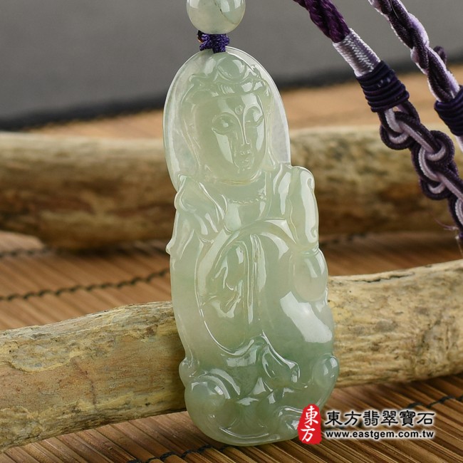 觀世音菩薩項鍊玉珮左側照片   翡翠觀世音菩薩項鍊玉珮（觀世音菩薩、如意觀音：觀世音菩薩牌A貨翡翠觀世音菩薩玉珮、緬甸玉觀世音菩薩玉墜）。淡綠色糯種觀世音菩薩，GY625。客製化訂做各種翡翠觀世音菩薩吊墜玉珮項鍊。★附A貨翡翠雙證書