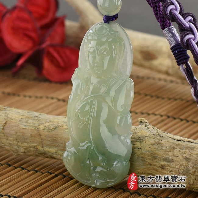 觀世音菩薩項鍊玉珮右側照片   翡翠觀世音菩薩項鍊玉珮（觀世音菩薩、如意觀音：觀世音菩薩牌A貨翡翠觀世音菩薩玉珮、緬甸玉觀世音菩薩玉墜）。淡綠色糯種觀世音菩薩，GY625。客製化訂做各種翡翠觀世音菩薩吊墜玉珮項鍊。★附A貨翡翠雙證書