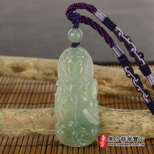 觀世音菩薩項鍊玉珮意境照片   翡翠觀世音菩薩項鍊玉珮（觀世音菩薩、如意觀音：觀世音菩薩牌A貨翡翠觀世音菩薩玉珮、緬甸玉觀世音菩薩玉墜）。淡綠色糯種觀世音菩薩，GY625。客製化訂做各種翡翠觀世音菩薩吊墜玉珮項鍊。★附A貨翡翠雙證書