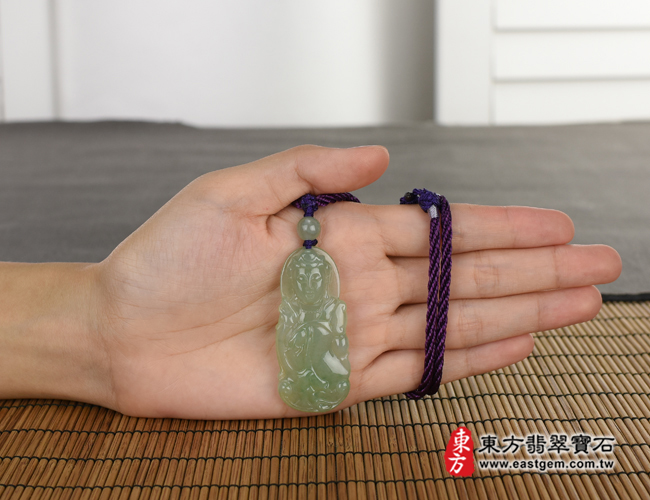 觀世音菩薩項鍊玉珮大小示意圖照片   翡翠觀世音菩薩項鍊玉珮（觀世音菩薩、如意觀音：觀世音菩薩牌A貨翡翠觀世音菩薩玉珮、緬甸玉觀世音菩薩玉墜）。淡綠色糯種觀世音菩薩，GY625。客製化訂做各種翡翠觀世音菩薩吊墜玉珮項鍊。★附A貨翡翠雙證書