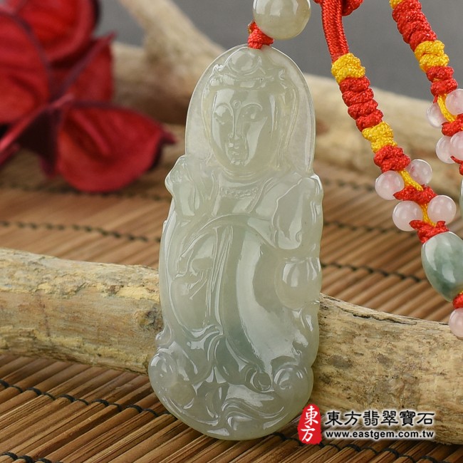 觀世音菩薩項鍊玉珮右側照片   翡翠觀世音菩薩項鍊玉珮（觀世音菩薩、如意觀音：觀世音菩薩牌A貨翡翠觀世音菩薩玉珮、緬甸玉觀世音菩薩玉墜）。淡綠色糯種觀世音菩薩，GY626。客製化訂做各種翡翠觀世音菩薩吊墜玉珮項鍊。★附A貨翡翠雙證書
