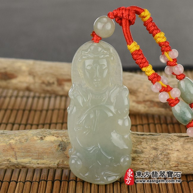 觀世音菩薩項鍊玉珮意境照片   翡翠觀世音菩薩項鍊玉珮（觀世音菩薩、如意觀音：觀世音菩薩牌A貨翡翠觀世音菩薩玉珮、緬甸玉觀世音菩薩玉墜）。淡綠色糯種觀世音菩薩，GY626。客製化訂做各種翡翠觀世音菩薩吊墜玉珮項鍊。★附A貨翡翠雙證書