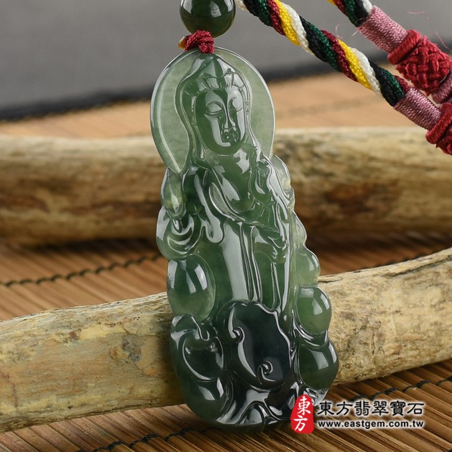 觀世音菩薩項鍊玉珮左側照片   （已出售勿下標，可訂做）翡翠觀世音菩薩項鍊玉珮（觀世音菩薩：觀世音菩薩牌A貨翡翠觀世音菩薩玉珮、緬甸玉觀世音菩薩玉墜）。綠色油青觀世音菩薩，GY633。客製化訂做各種翡翠觀世音菩薩吊墜玉珮項鍊。★附A貨翡翠雙證書
