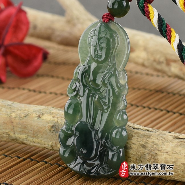 觀世音菩薩項鍊玉珮右側照片   （已出售勿下標，可訂做）翡翠觀世音菩薩項鍊玉珮（觀世音菩薩：觀世音菩薩牌A貨翡翠觀世音菩薩玉珮、緬甸玉觀世音菩薩玉墜）。綠色油青觀世音菩薩，GY633。客製化訂做各種翡翠觀世音菩薩吊墜玉珮項鍊。★附A貨翡翠雙證書