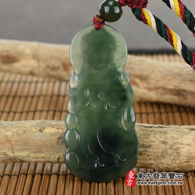 觀世音菩薩項鍊玉珮背面照片   （已出售勿下標，可訂做）翡翠觀世音菩薩項鍊玉珮（觀世音菩薩：觀世音菩薩牌A貨翡翠觀世音菩薩玉珮、緬甸玉觀世音菩薩玉墜）。綠色油青觀世音菩薩，GY633。客製化訂做各種翡翠觀世音菩薩吊墜玉珮項鍊。★附A貨翡翠雙證書