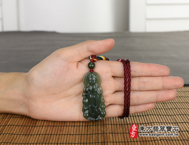 觀世音菩薩項鍊玉珮大小示意照片   （已出售勿下標，可訂做）翡翠觀世音菩薩項鍊玉珮（觀世音菩薩：觀世音菩薩牌A貨翡翠觀世音菩薩玉珮、緬甸玉觀世音菩薩玉墜）。綠色油青觀世音菩薩，GY633。客製化訂做各種翡翠觀世音菩薩吊墜玉珮項鍊。★附A貨翡翠雙證書