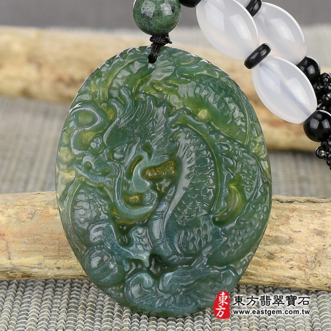 生肖龍項鍊玉珮正面照片  水草玉龍項鍊玉珮（祥龍瑞氣、招財富貴龍：龍牌水草玉龍玉珮、水草玉龍玉墜、龍十二生肖項鍊）。水草玉龍，DR263。客製化訂做各種水草玉龍吊墜玉珮項鍊。★附東方翡翠寶石保證卡