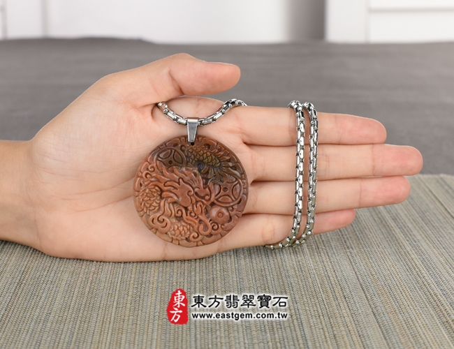 生肖龍項鍊玉珮大小示意圖  水草玉龍項鍊玉珮（祥龍瑞氣、招財富貴龍：龍牌水草玉龍玉珮、水草玉龍玉墜、龍十二生肖項鍊）。水草玉龍，DR270。客製化訂做各種水草玉龍吊墜玉珮項鍊。★附東方翡翠寶石保證卡