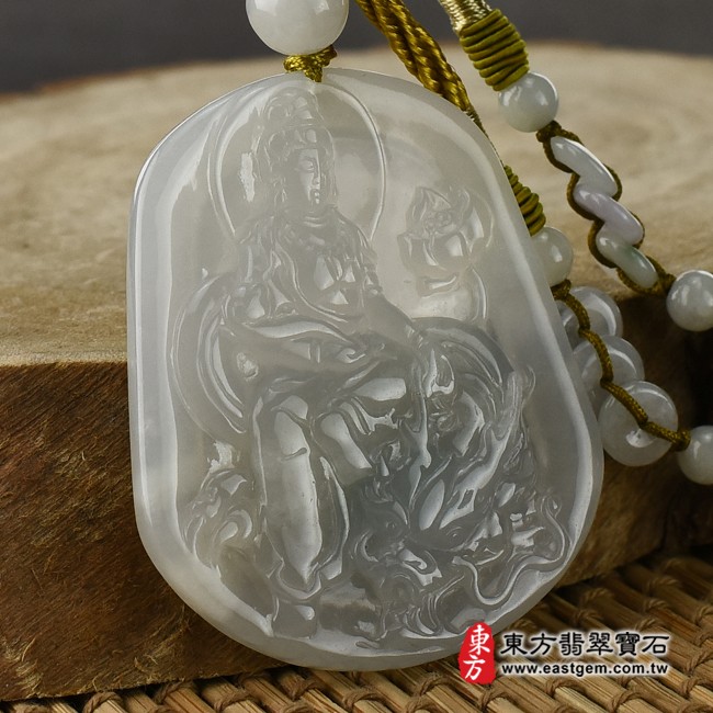 觀世音菩薩項鍊玉珮左側照片   翡翠觀世音菩薩項鍊玉珮（觀世音菩薩、乘龍觀音：觀世音菩薩牌A貨翡翠觀世音菩薩玉珮、緬甸玉觀世音菩薩玉墜）。白翡翠觀世音菩薩，GY686。客製化訂做各種翡翠觀世音菩薩吊墜玉珮項鍊。★附A貨翡翠雙證書