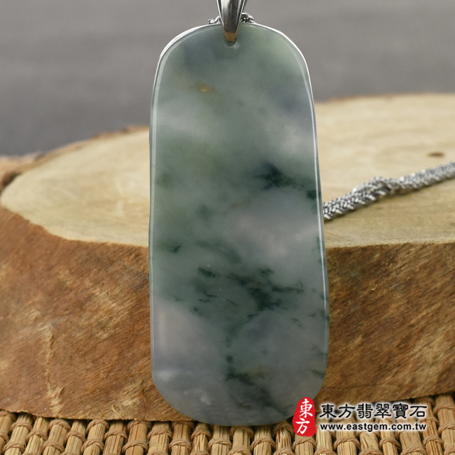 觀世音菩薩項鍊玉珮  背面照片   （已出售勿下標，可訂做）翡翠觀世音菩薩項鍊玉珮（觀世音菩薩，一葉觀音：觀世音菩薩牌A貨翡翠觀世音菩薩玉珮、緬甸玉觀世音菩薩玉墜）。糯種春帶彩帶飄綠花觀世音菩薩，GY698。客製化訂做各種翡翠觀世音菩薩吊墜玉珮項鍊。★附A貨翡翠雙證書
